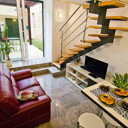 Veig Apartment Split