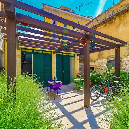 Veig Apartment Split