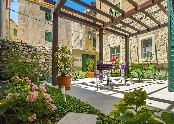 Veig Palace سبليت