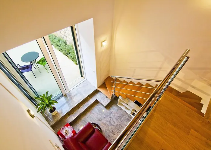 Veig Palace * سبليت